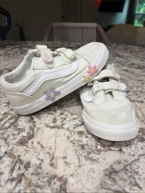 Vans Kids White Canvas Sneakers with Pastel Flower Charms